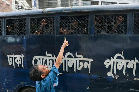 গ্রেপ্তার ব্যক্তিদের প্রিজন ভ্যানে কারাগারে নেওয়ার সময় এক স্বজনের কথা বলার চেষ্টা। গতকাল বিকেলে সিএমএম কোর্ট এলাকায়